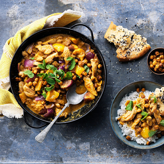 KORMAGRYTA med kyckling, curryrostade kikärtor och naanbröd – Kronfågel