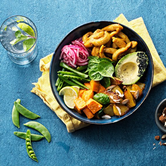 POKE BOWL med kyckling och gyllene hummus
