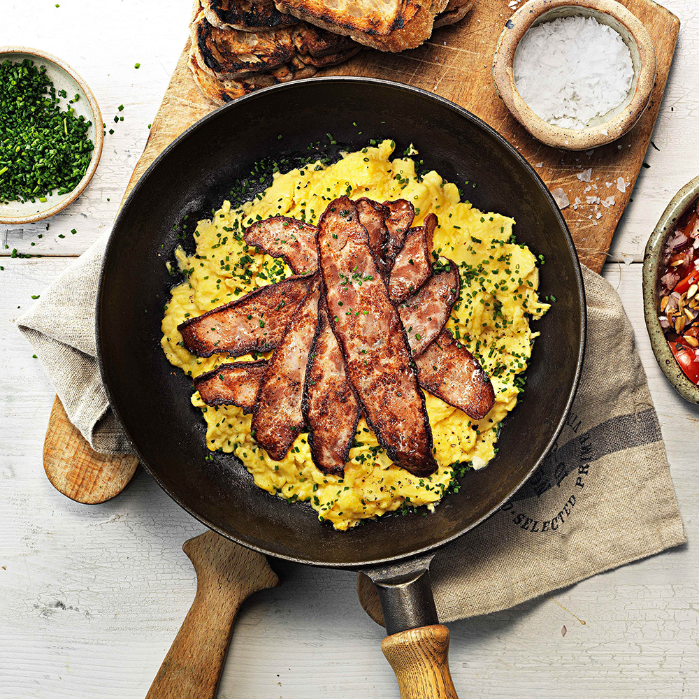 Äggröra och kycklingbacon med en tomat- och rödlöksallad