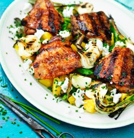 Apelsin- och chipotleglaserade kycklinglår med grillad färsk lök - Kronfågel