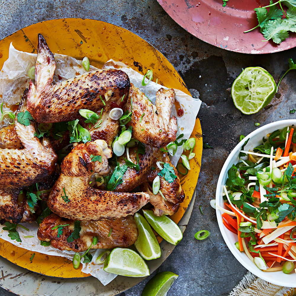 Asiatiska-kycklingvingar-med-en-krispig-och-het-rotfrukssallad