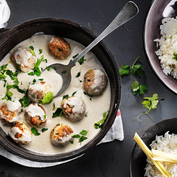 Asiatiska kycklingfärsbullar i grön currysås