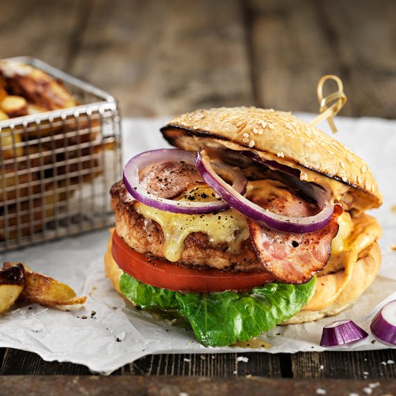 Cheeseburgare av kyckling, chipotledressing & klyftpotatis