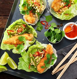 Friterad kyckling med sweet chili och nudelsallad i isbergsblad