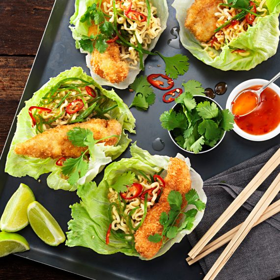 Friterad kyckling med sweet chili och nudelsallad i isbergsblad