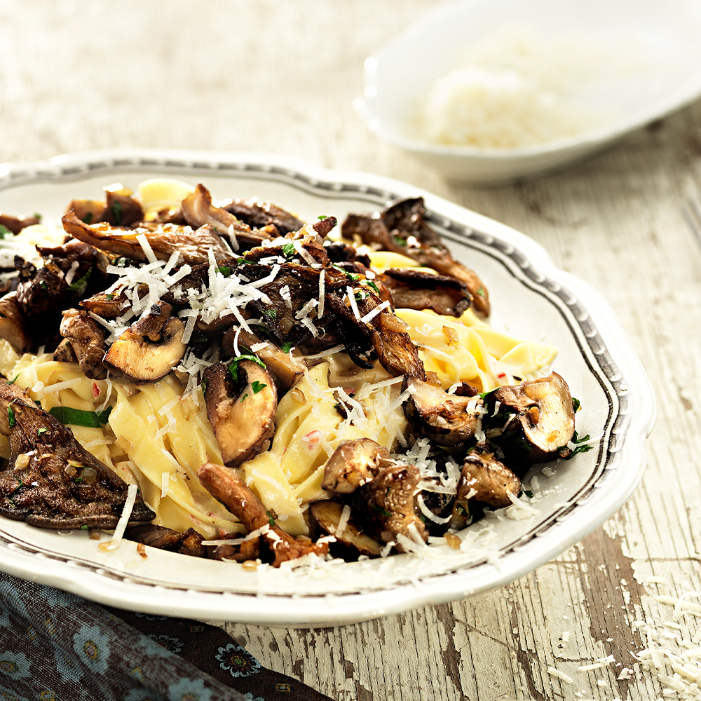 Grillad kyckling med krämig tagliatelle och stekta höstsvampar
