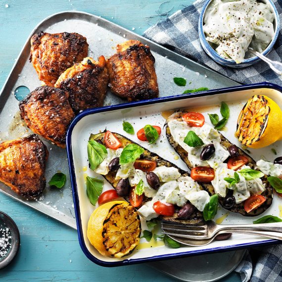 Grillade kycklinglår med aubergine, yoghurt och gurksallad - Kronfågel