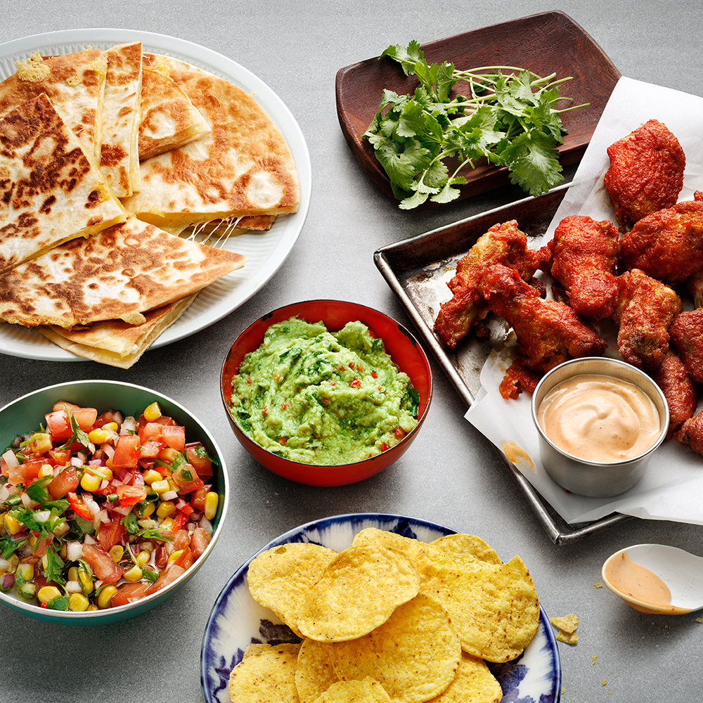 Hot Chicken Wings-buffé med majssalsa, quesadillas och guacamole