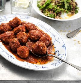 Italienska köttbullar av kyckling i tomatsås med quinoasallad