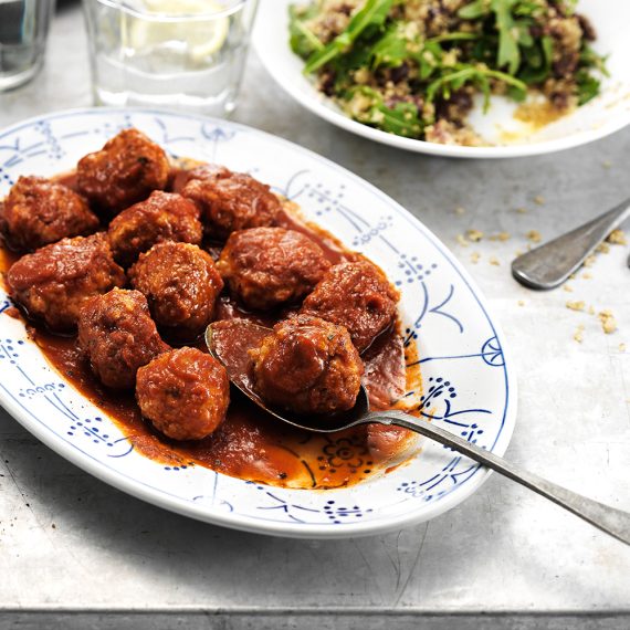 Italienska köttbullar av kyckling i tomatsås med quinoasallad