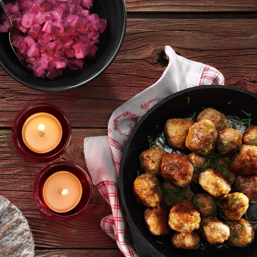 Julköttbullar av kycklingfärs med rödbetssallad