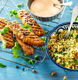 Kebabspett av kyckling med het chiliyoghurt & couscoussallad - Kronfågel