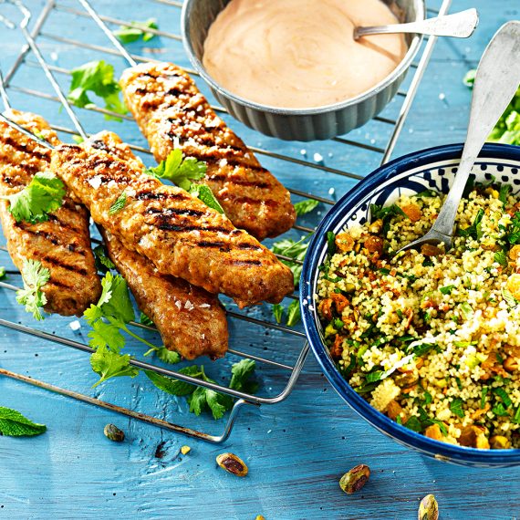 Kebabspett av kyckling med het chiliyoghurt & couscoussallad - Kronfågel