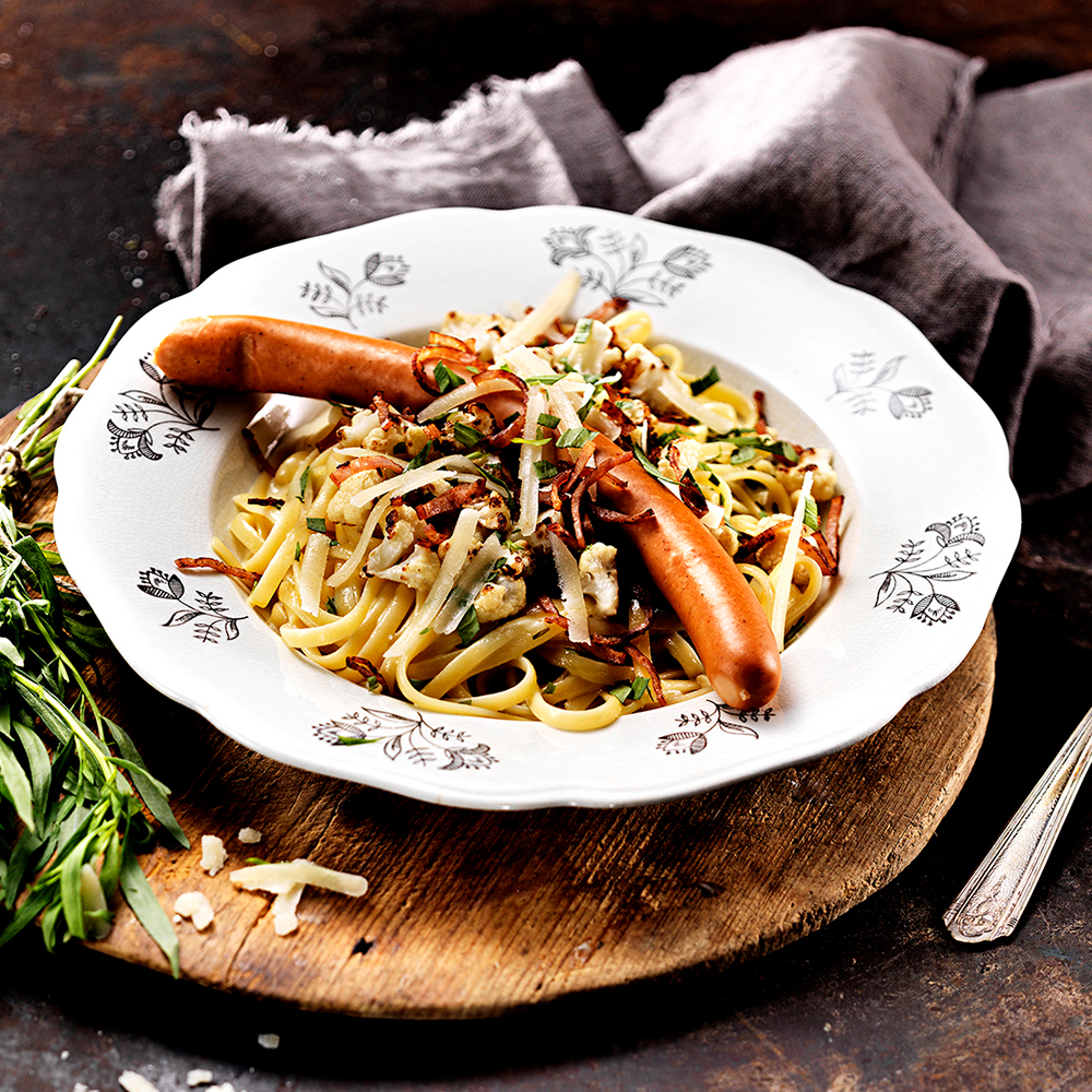 Korv-med-pasta,-råstekt-blomkål-och-kycklingbacon