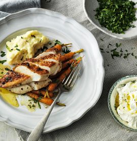 Kryddstekt kycklingfilé med stekta morötter, getostcreme & potatis
