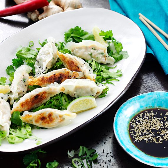 Kycklingdumplings med hoisinsås och sesamdipp