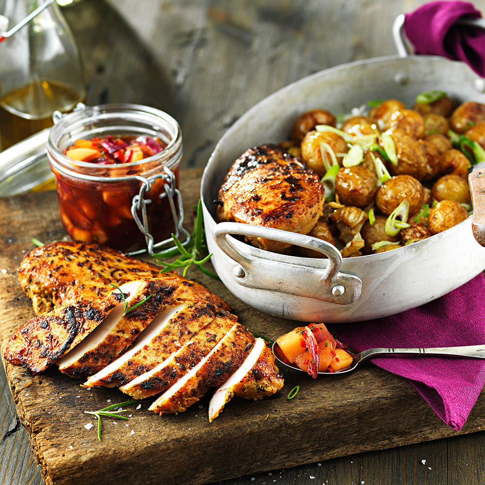 Kycklingfilé-med-äppel--och-rödlökschutney,-fänkål-och-rostadpotatis