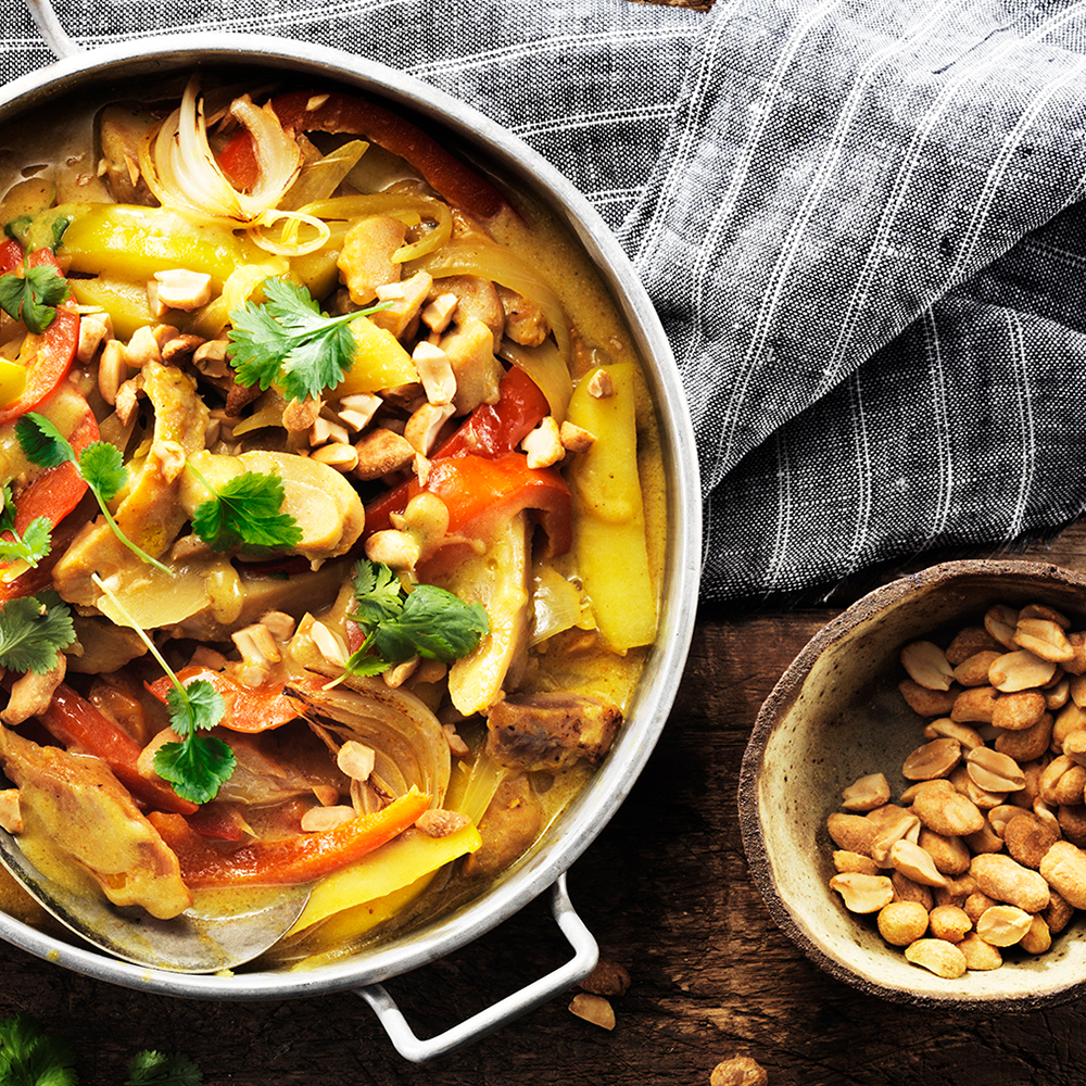 Asiatisk kycklinggryta med curry, äpple och jordnötter