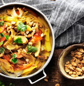 Asiatisk kycklinggryta med curry, äpple och jordnötter