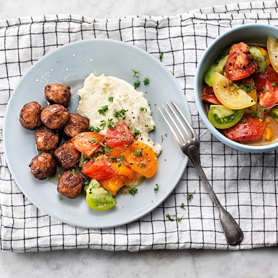 Kycklingköttbullar med blomkålspuré och recept på en god tomatsallad