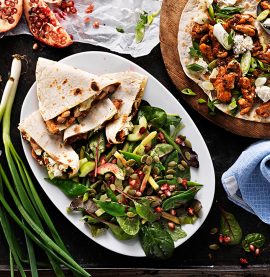 KYCKLINGQUESADILLA med getost och färsk bönsallad