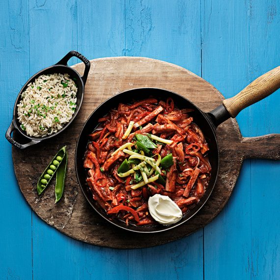 Kycklingstroganoff toppad med smetana