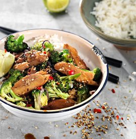 Kycklingwok med en fräsch broccoli och sesamsmak