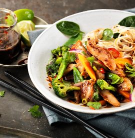 Kycklingwok med limedressing, ingefära och koriander