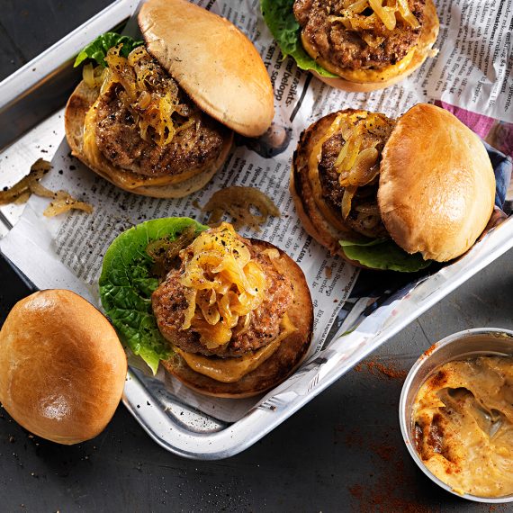 Minisliders med karamelliserad silverlök och cajundressing
