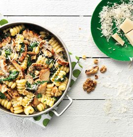 Smarrig pasta med kyckling, grönkål och rostade valnötter