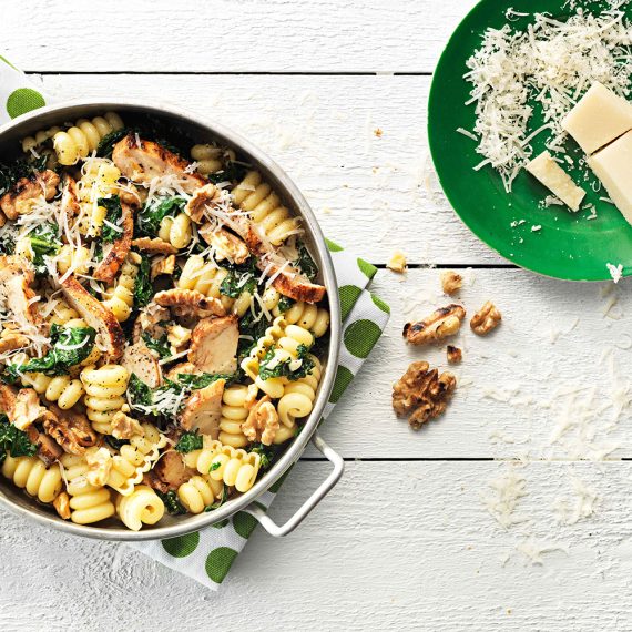 Smarrig pasta med kyckling, grönkål och rostade valnötter