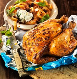 Pasta och tomatsås med hel kyckling och basilikafärskost