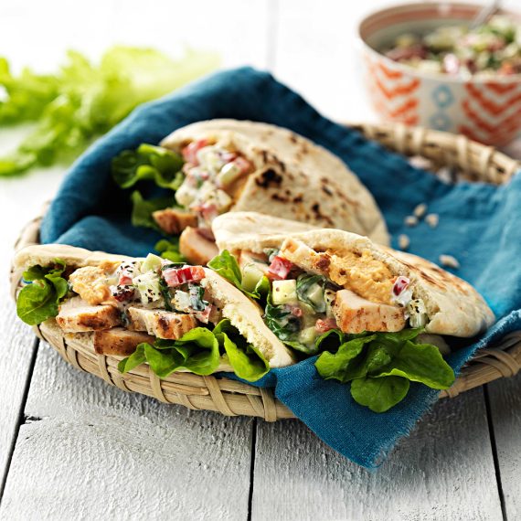 Pitabröd med kyckling, chilihummus och gurkyoghurt