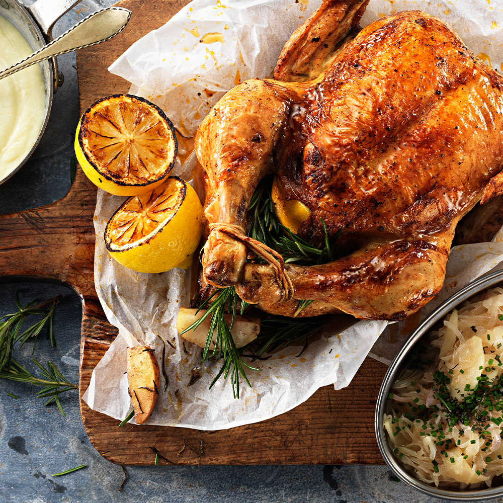 Rosmarinstekt-kyckling-med-jordärtskockspuré,-kompott,-schalottenlök-och-äpple