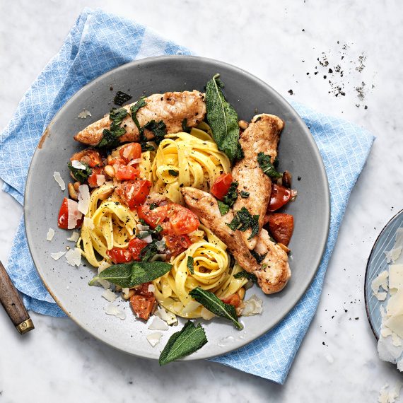 Salviastekta kycklingfiléer med citronpasta