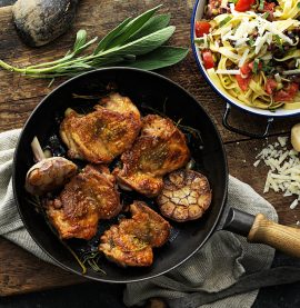 Salviastekt kycklinglårfilé med pasta, tomater, kapris och oliver
