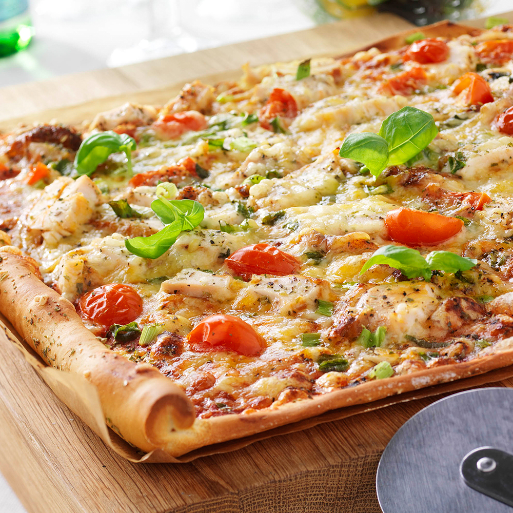 Snabblagad-kycklingpizza-med-tomat,-paprika-och-lök