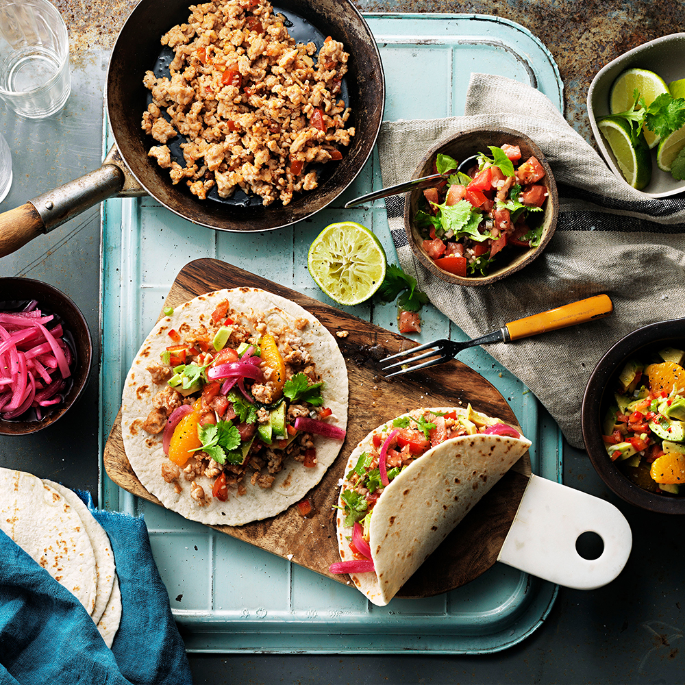 Starka-tacos-med-avokadosallad,-tomatsalsa-och-picklad-rödlök