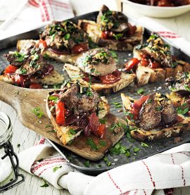 Vitlöksstekt kycklinglever med tomat- och rödlökschutney