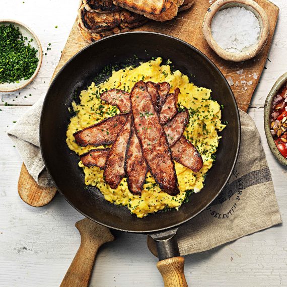Äggröra och kycklingbacon med en tomat- och rödlöksallad