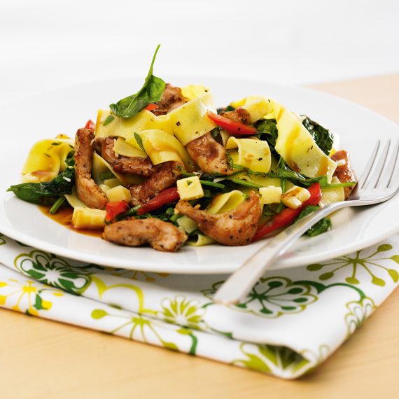 Strimlat kycklingkött med kryddig pasta - Kronfågel