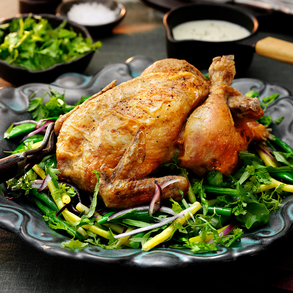 Ugnsbakad-hel-kyckling-med-rostad-vitlökssås-och-bönsallad