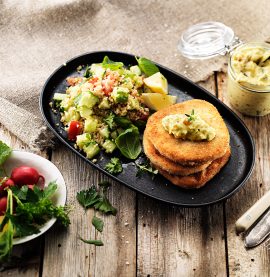 Crispy burger med curryremoulade, bulgur- och gurksallad