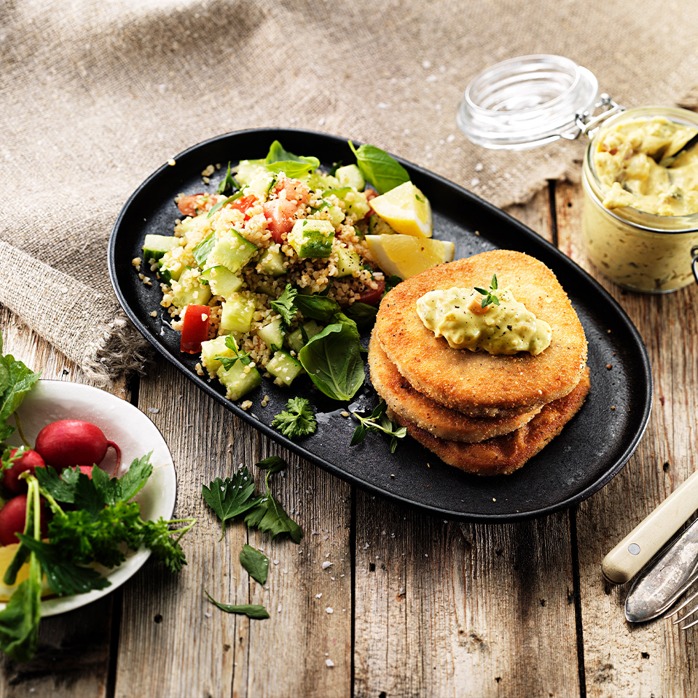 Crispy-burger-med-curryremoulade,-bulgur--och-gurksallad