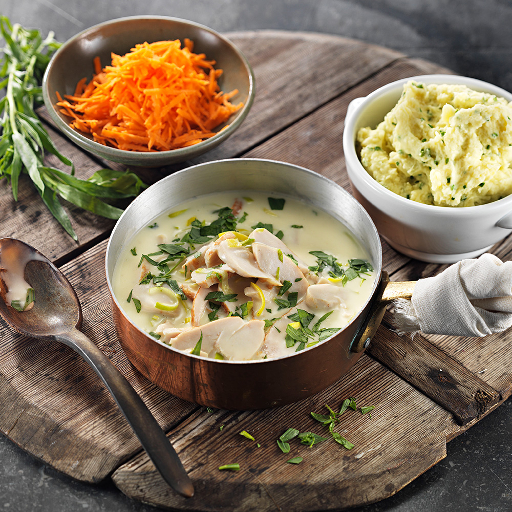 Frikassé-på-kycklingskivor-med-dragon-och-purjolök,-potatisstomp-med-gräslök