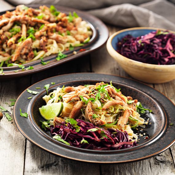 Ingefärswokade kycklingstrimlor med marinerad rödkål & risnudelsallad