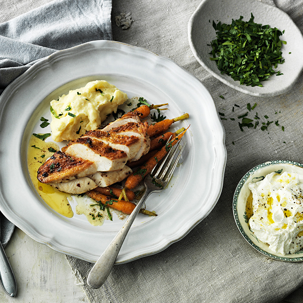 Kryddstekt-kycklingbröst-med-vinägerstekta-morötter,-getostcreme-och-potatisstomp