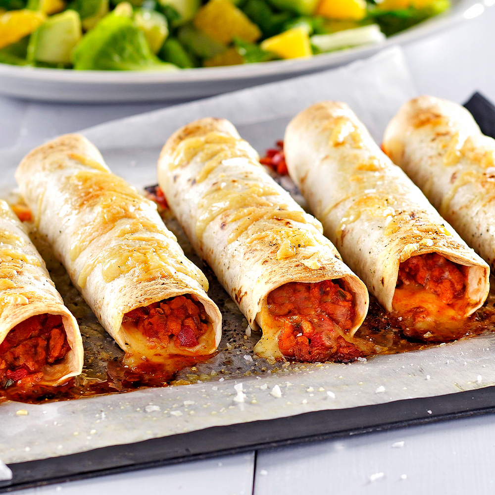 Kycklingenchiladas-med-sallad-på-avokado-och-apelsin