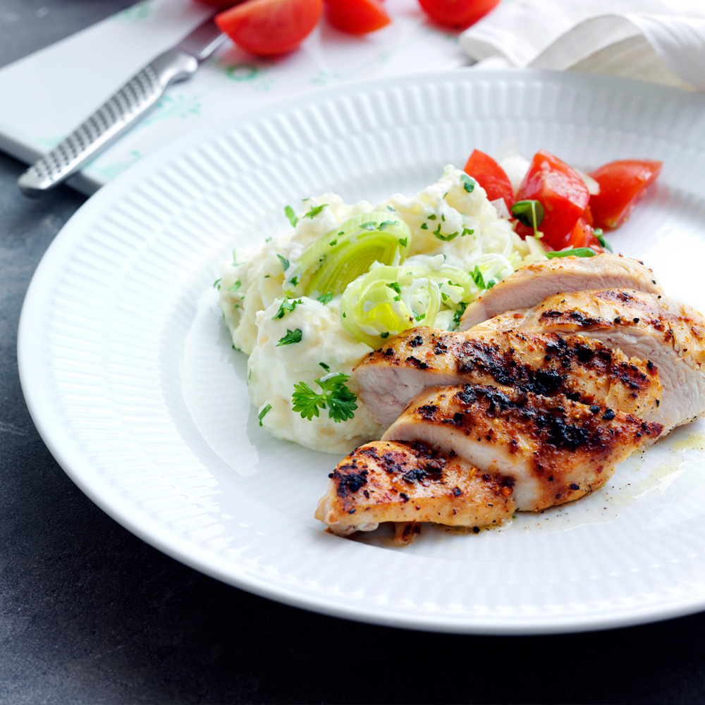 Kycklingfilé-med-potatisstomp-och-tomatsallads