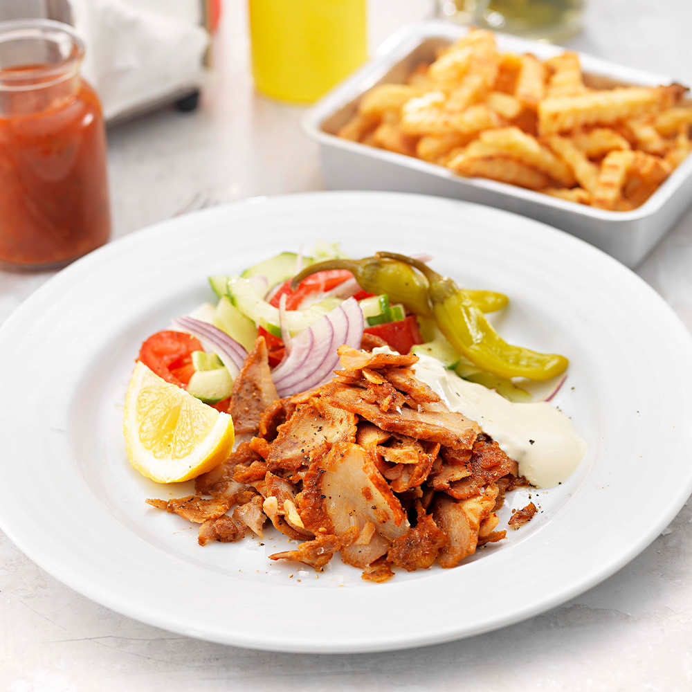 Kycklingkebabtallrik-med-myntayoghurt,-harissadressing-och-pommes-frites